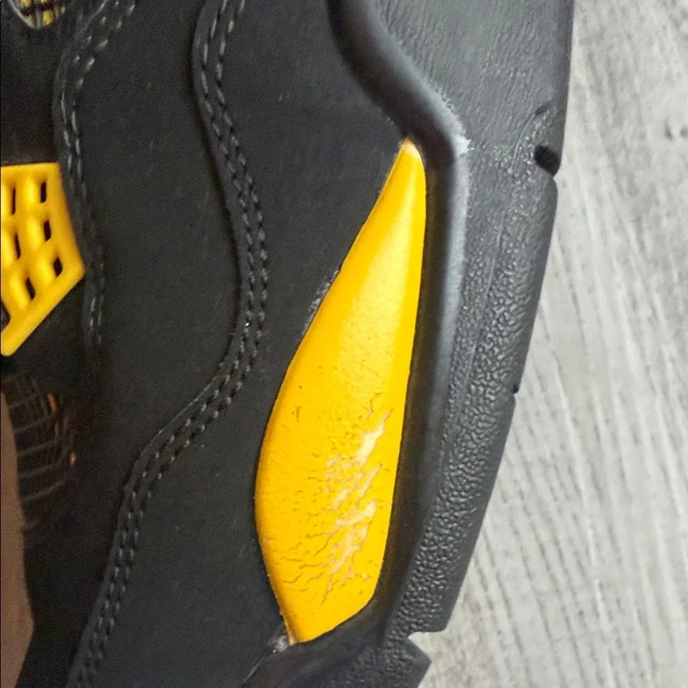 Air Jordan 4‎ Retro “Thunder” (Black/Yellow) – Talla 10.5 US